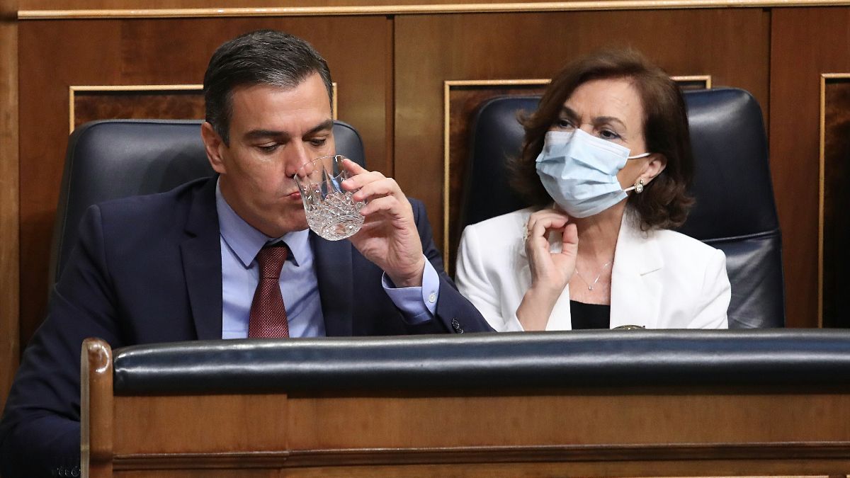 El presidente del Gobierno, Pedro Sánchez, y la vicepresidenta primera, Carmen Calvo. (Foto: EP)