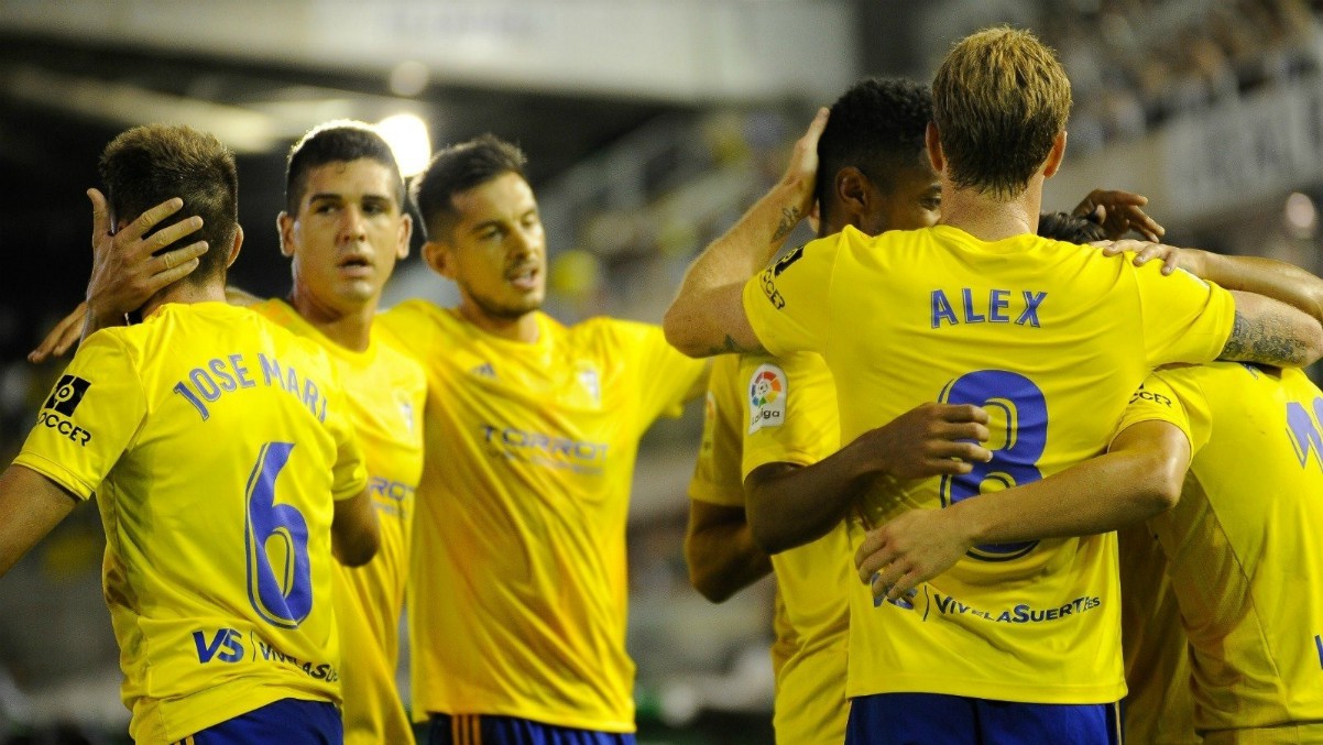 Los jugadores del Cádiz celebran un gol la pasada temporada. (La Liga)