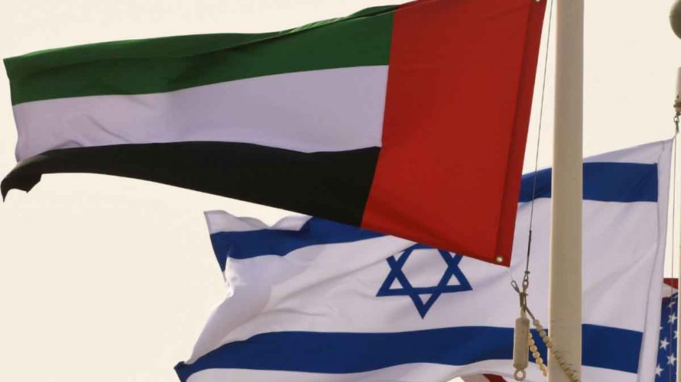 La bandera de Emiratos Árabes junto a la bandera de Israel. Foto: AFP