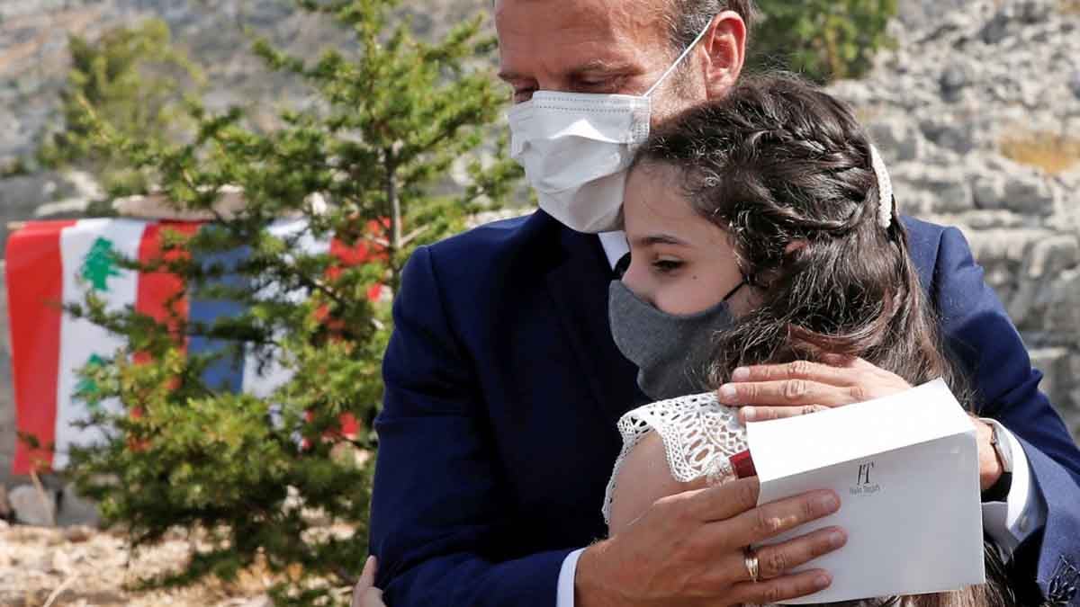 Emmanuel Macron abraza a una niña durante su segunda visita al Líbano. Foto: AFP