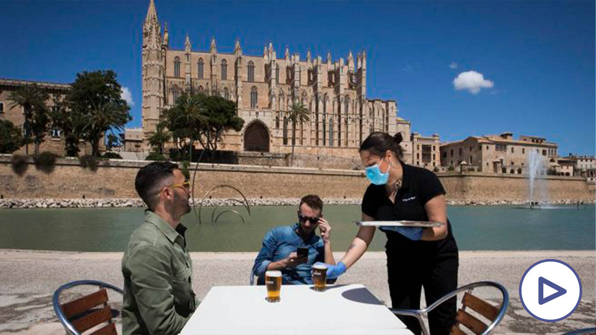 Unos turistas disfrutan de las vistas de la catedral de Palma.