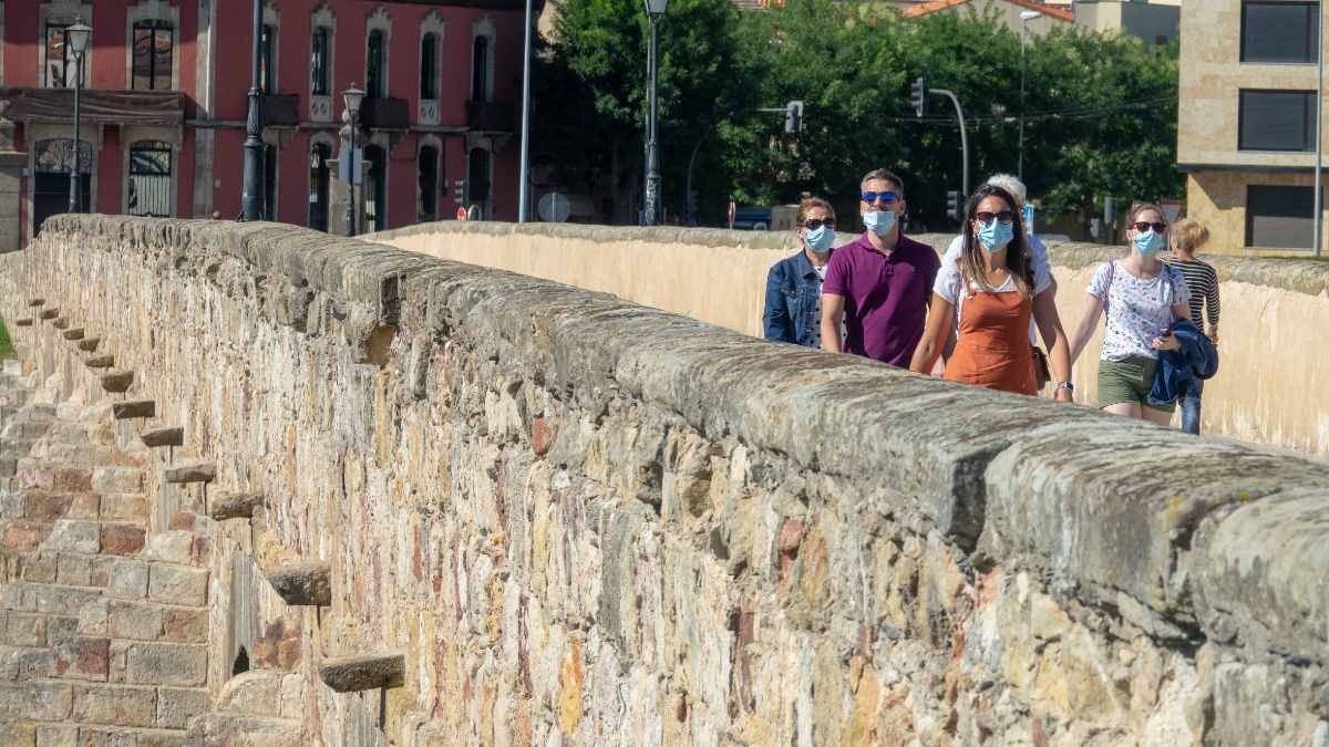 Turistas por pasean por el puente romano de la ciudad de Salamanca. Foto: EP