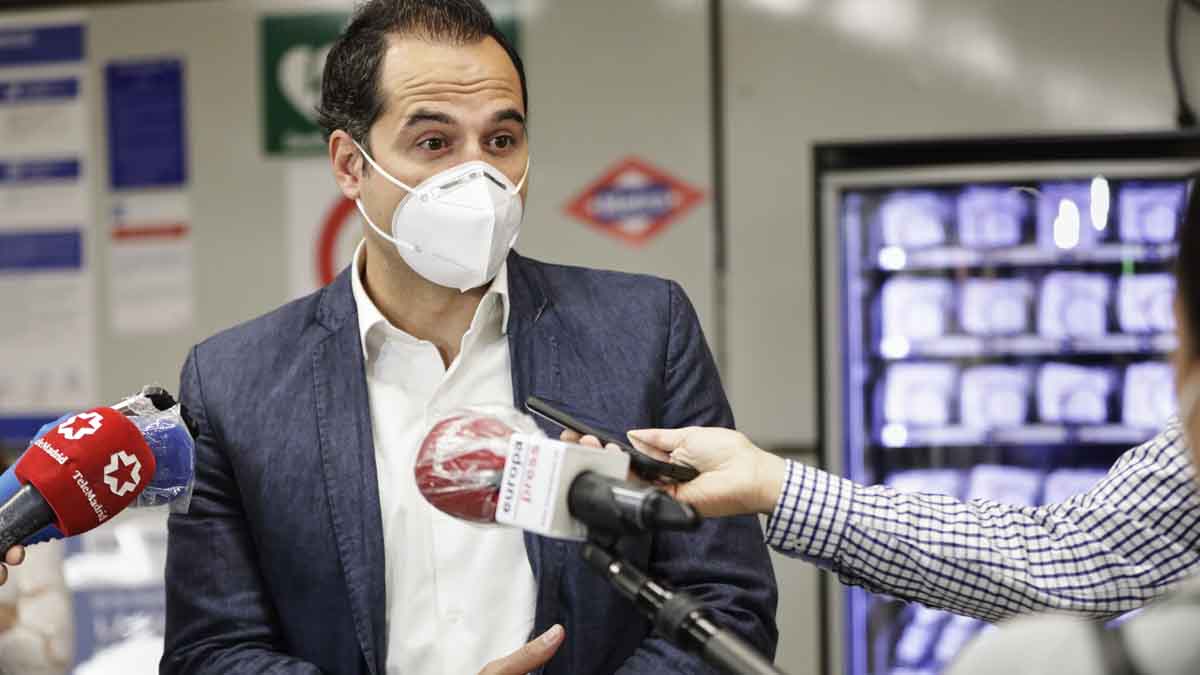 Ignacio Aguado en el Metro de Madrid atendiendo a la prensa. Foto: EP