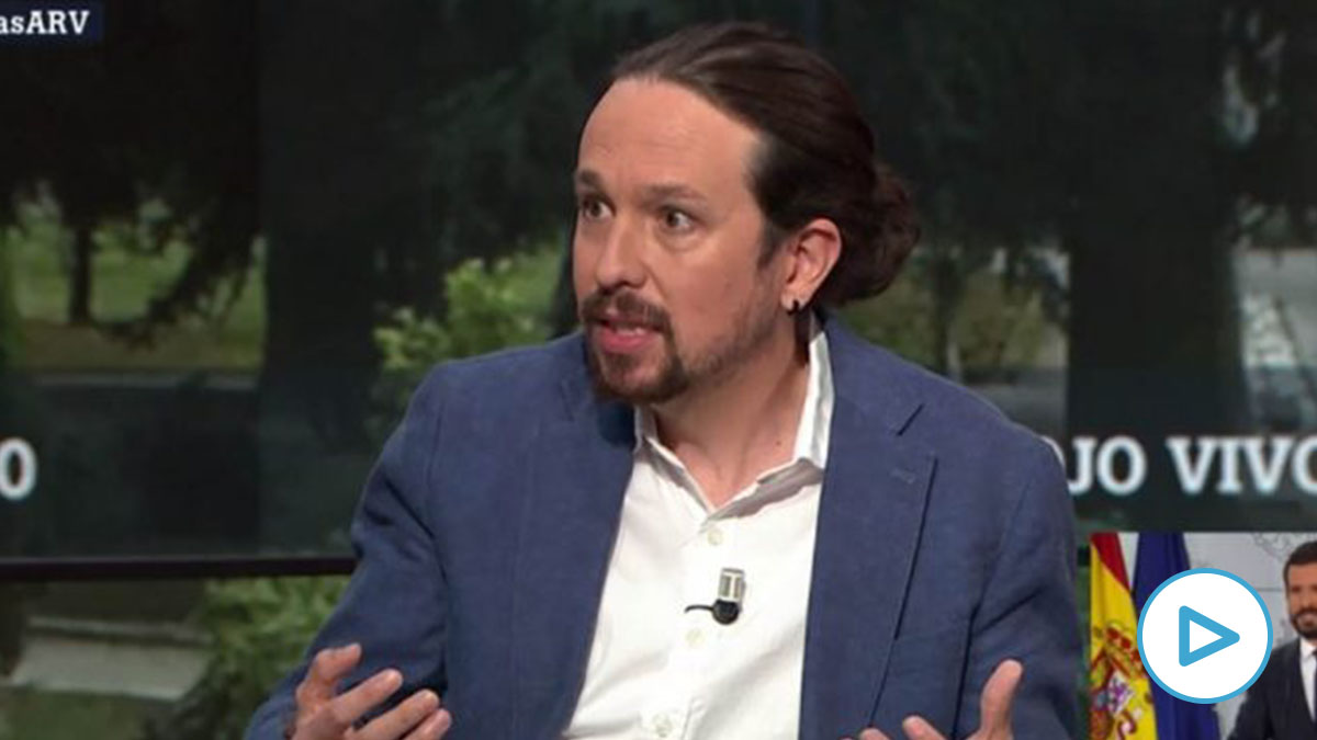 Pablo Iglesias con moño y pendientes