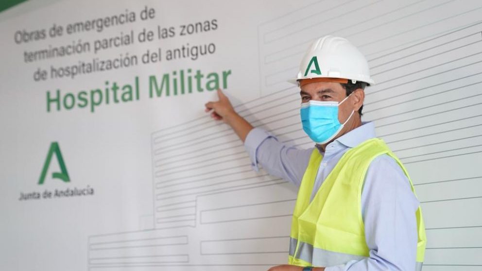 Juanma Moreno en el Hospital Militar de Sevilla.