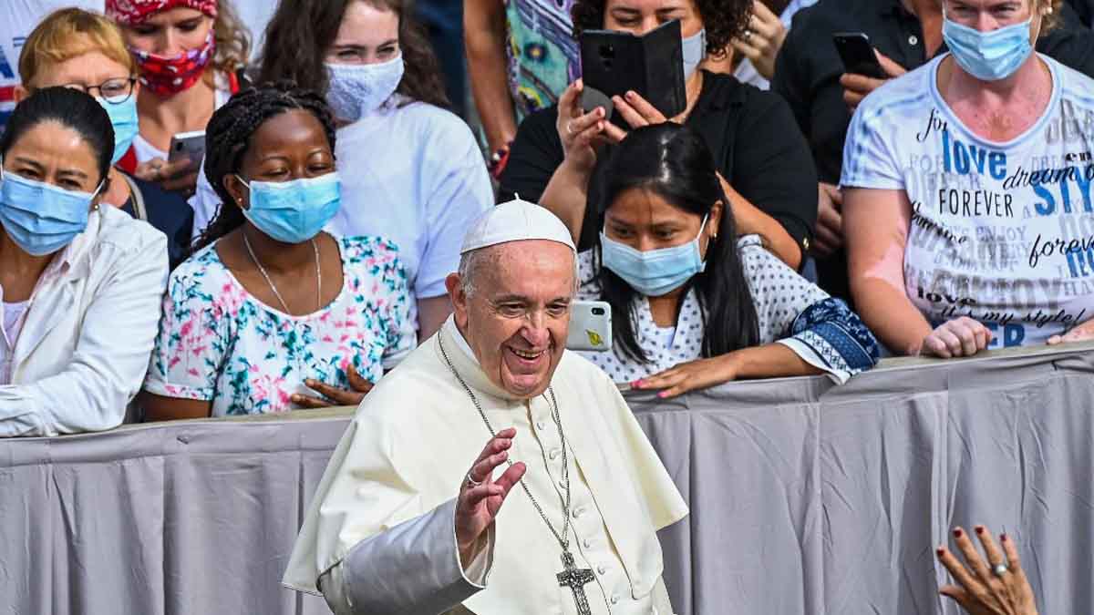 El Papa Francisco I durante la primera audiencia privada celebrada con fieles en el Vaticano tras la pandemia. Foto: AFP