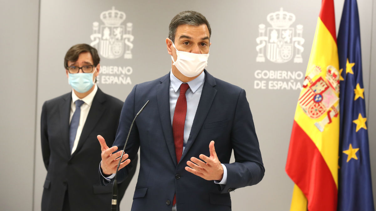 El presidente del Gobierno, Pedro Sánchez, y el ministro de Sanidad, Salvador Illa. (Foto: Europa Press)