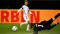 De Gea vuela para detener el disparo de Werner. (AFP)