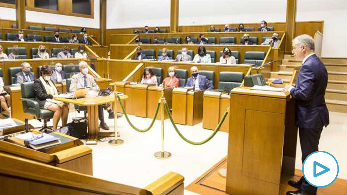 El lehendakari y candidato a ser reelegido propuesto por el PNV, Iñigo Urkullu, interviene durante el pleno de investidura, que se celebra marcado por los protolocos anti-covid.