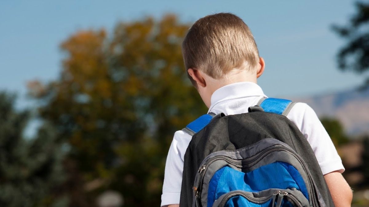 Un niño con mochila.