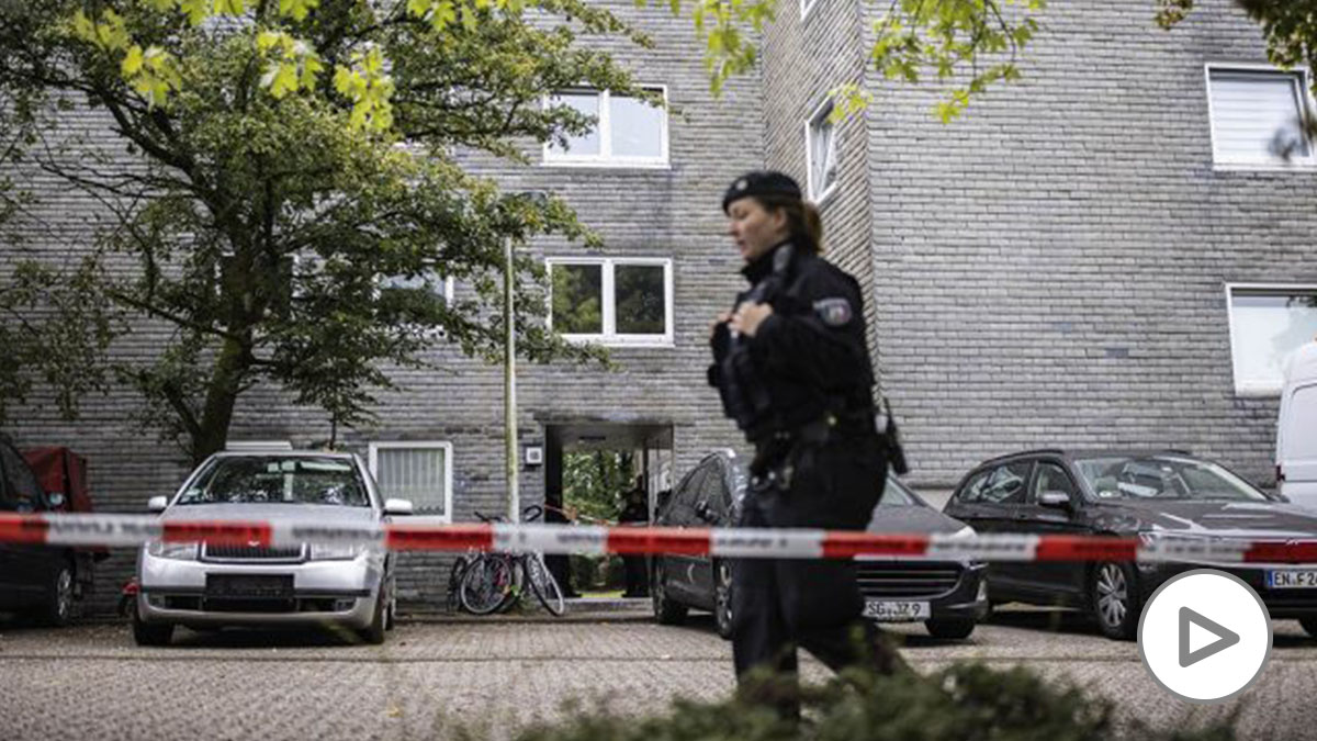 Un agente de policía custodia el edificio donde se ha producido el crimen de Solingen (Alemania).