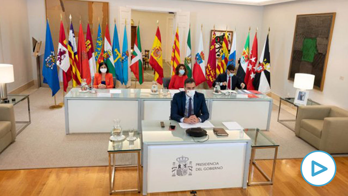El presidente del Gobierno, Pedro Sánchez, y los ministros Darias, Montero e Illa, durante la conferencia telemática con los presidentes autonómicos.