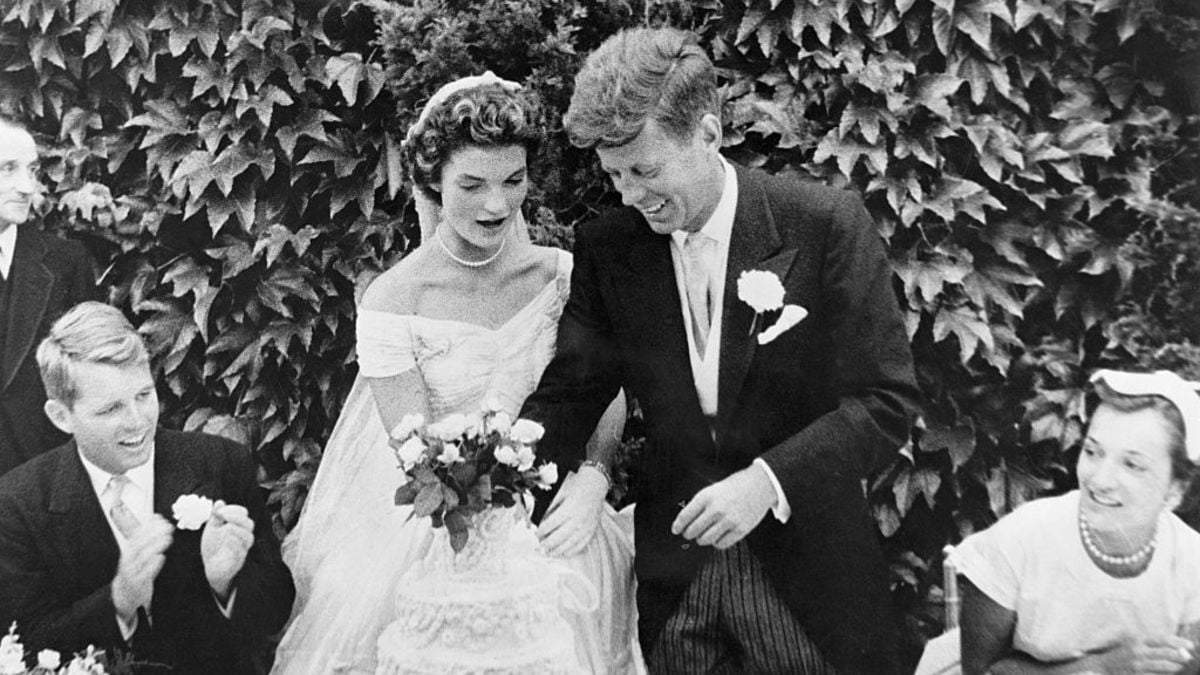 El 12 de septiembre de 1953 se celebra la boda entre John F. Kennedy y Jacqueline Bouvier