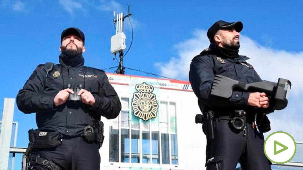 Agentes de la Policía detectan un vuelo prohibido dentro del plan antidron durante la Cumbre del Clima en Madrid. Foto: EP
