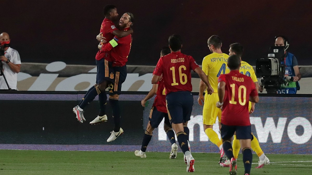 Ansu Fati y Sergio Ramos celebran un gol. (Getty)