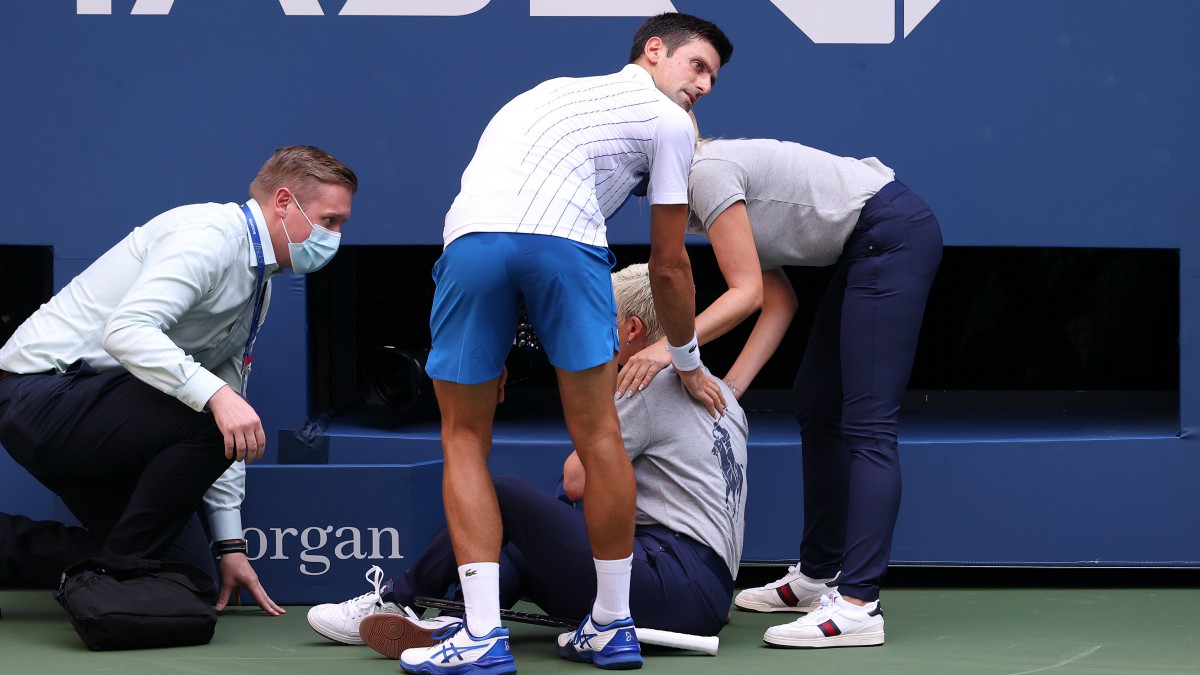 Descalifican a Djokovic del US Open por dar un pelotazo a una juez de línea. (AFP)