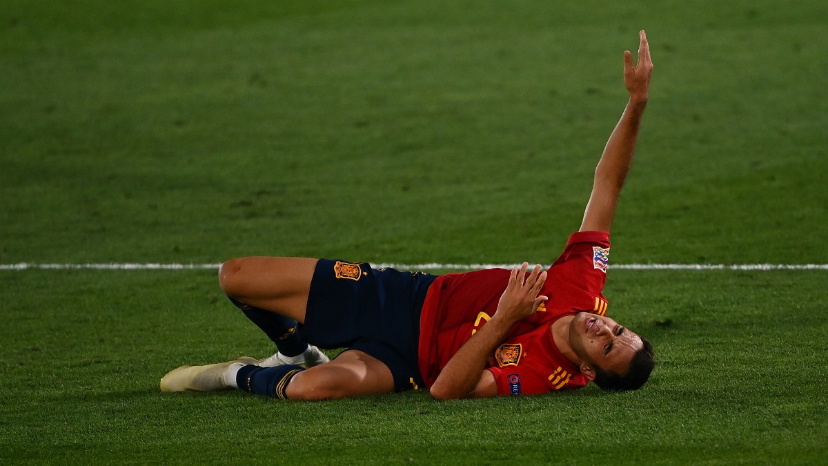 Reguilón, lesionado durante un partido de España. (AFP)
