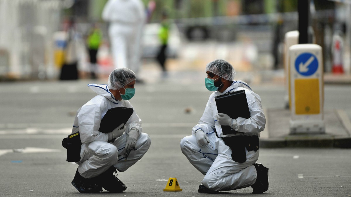 Dos forenses analizando la escena de uno de los apuñalamientos registrados en Birmingham – Jacob King/PA Wire/dpa