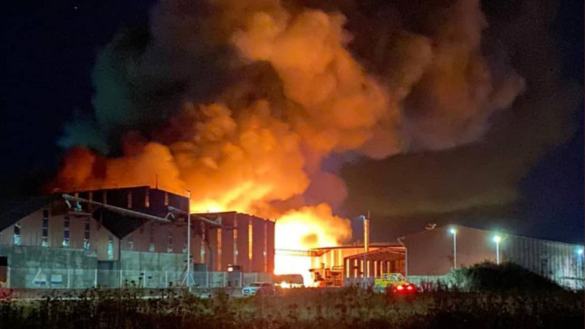 Instalaciones de Cobadu, en Zamora, en llamas.