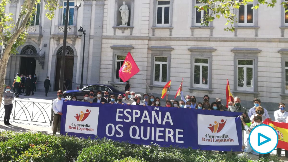 Decenas de manifestantes reciben al Rey Felipe VI con gritos de «¡Viva el Rey!» y «¡Cuídese del marqués de Galapagar!».