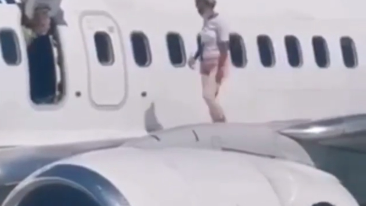 Instagram: Una pasajera de un avión tenía calor y decidió salir a pasear por las alas