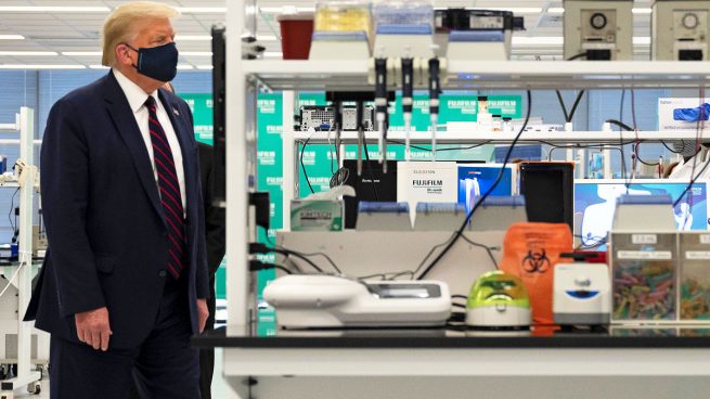 Trump visita un laboratorio de Fujifilm donde se trabaja en componentes para una posible vacuna (Foto: AFP)