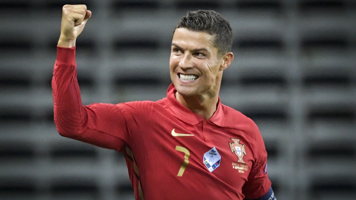 Cristiano Ronaldo celebra su gol 100 con Portugal. (AFP)