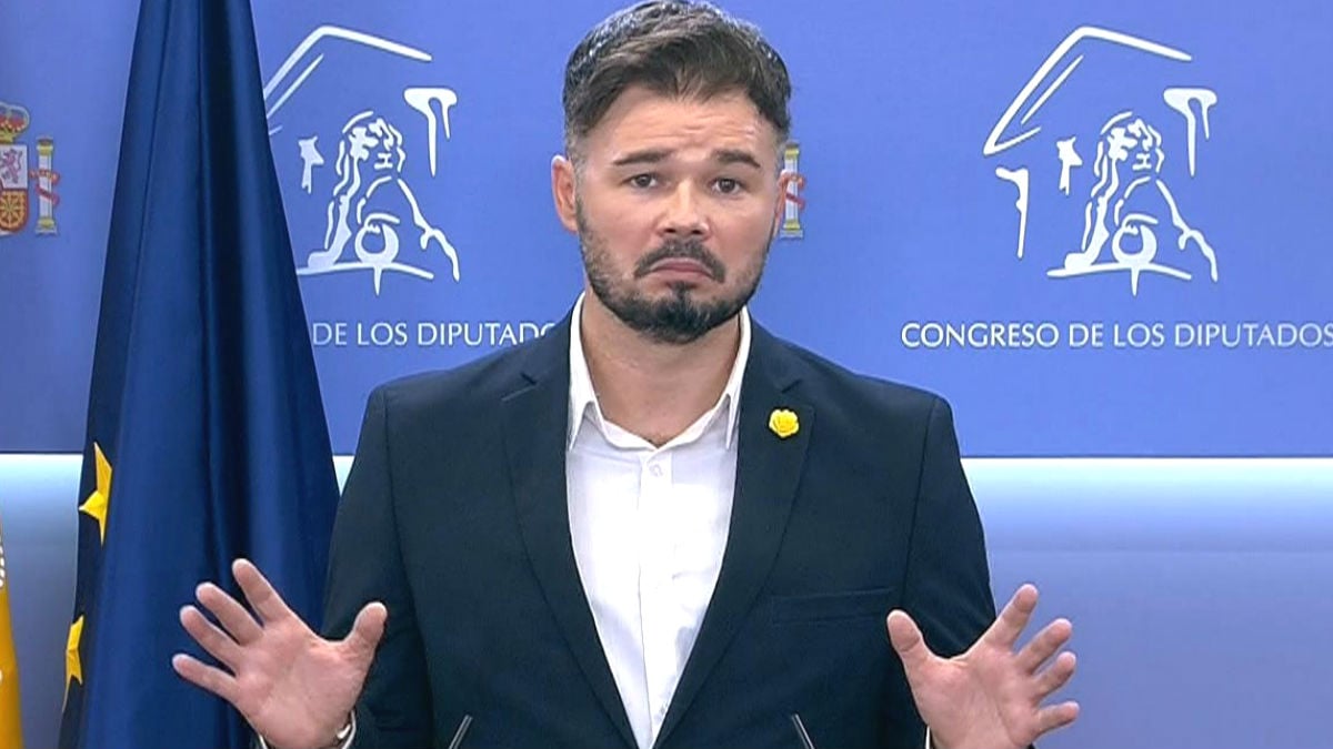 Gabriel Rufián, portavoz de ERC en el Congreso, durante una rueda de prensa en el Congreso. (Foto: Efe)