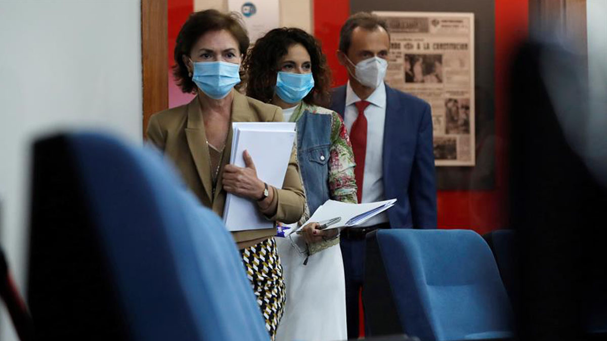 La vicepresidenta primera del Gobierno, Carmen Calvo, la portavoz del Ejecutivo, María Jesús Montero, y el ministro de Ciencia, Innovación y Universidades, Pedro Duque, entrando en la rueda de prensa posterior al Consejo de Ministros (Foto: EFE).