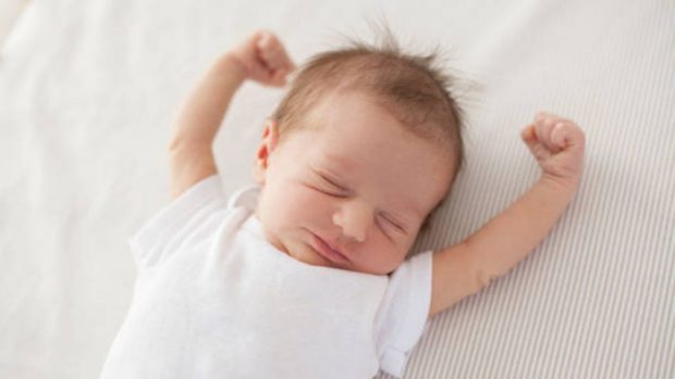 ¿Qué hacer si el bebé se destapa por la noche"