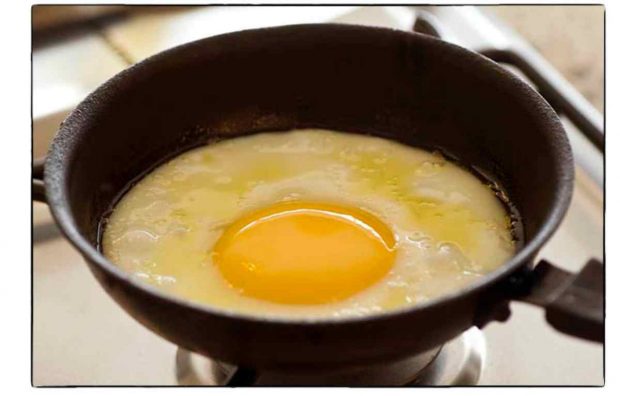 Freír un huevo