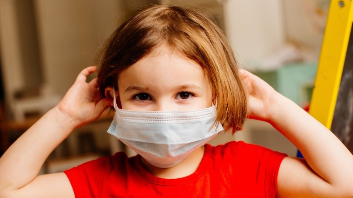 Niña con mascarilla