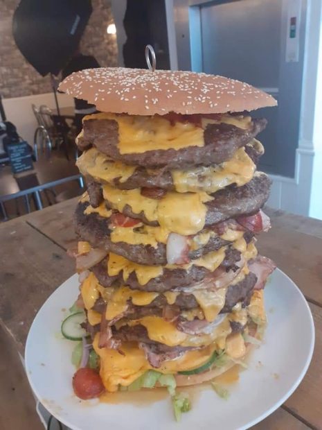 Facebook: El nuevo reto de un restaurante comerse una hamburguesa de 12 kilos en 50 minutos