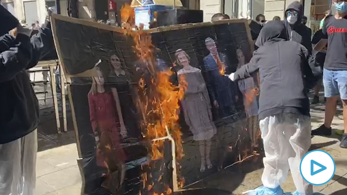 Juventudes de la CUP quemando un retrato de la Familia Real en Barcelona.