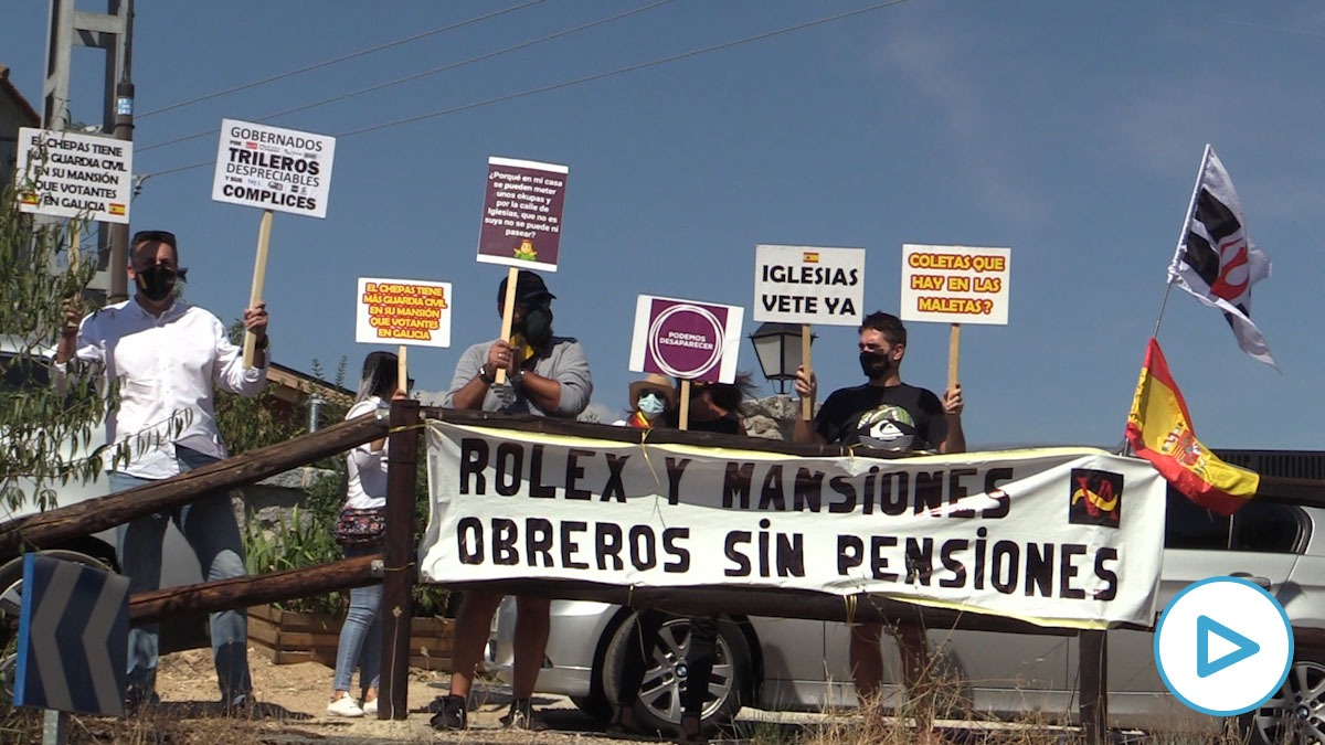 Protesta ante el casoplón de Iglesias y Montero.