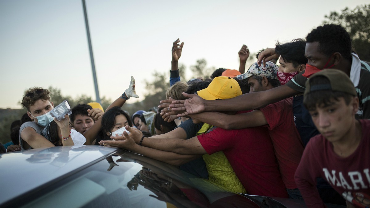 Inmigrantes se agolpan para recibir comida – Socrates Baltagiannis/dpa