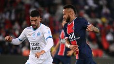 Álvaro González y Neymar, en el partido. (AFP)
