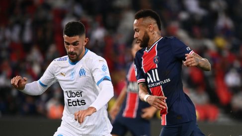 Álvaro González y Neymar, en el partido. (AFP)