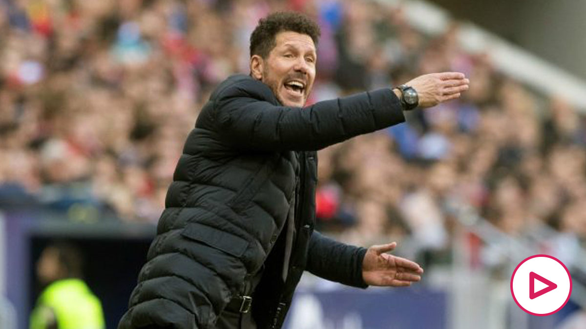 El Cholo Simeone da órdenes a los jugadores durante el Atlético-Sevilla. (EFE)