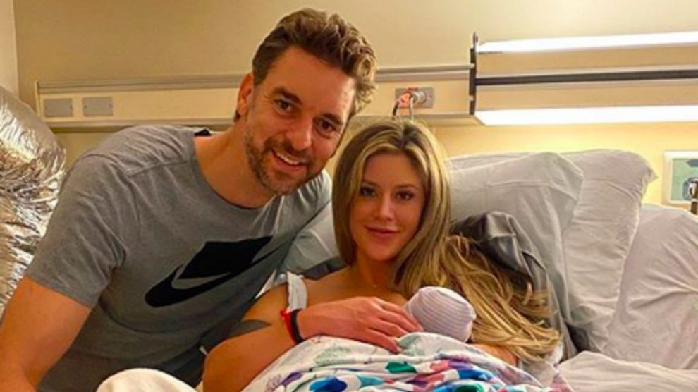 Pau Gasol y Cat McDonnell presentan a su hija Elisabet Gianna. (@paugasol)