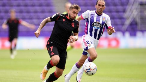 Portu intenta superar a Nacho en el Valladolid-Real Sociedad. (Getty)