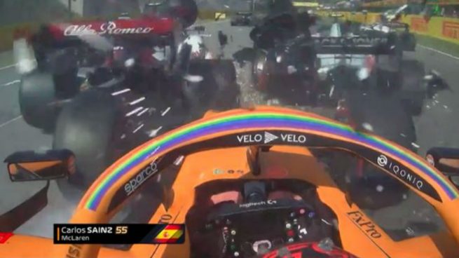 Carlos Sainz abandona tras un espectacular accidente múltiple