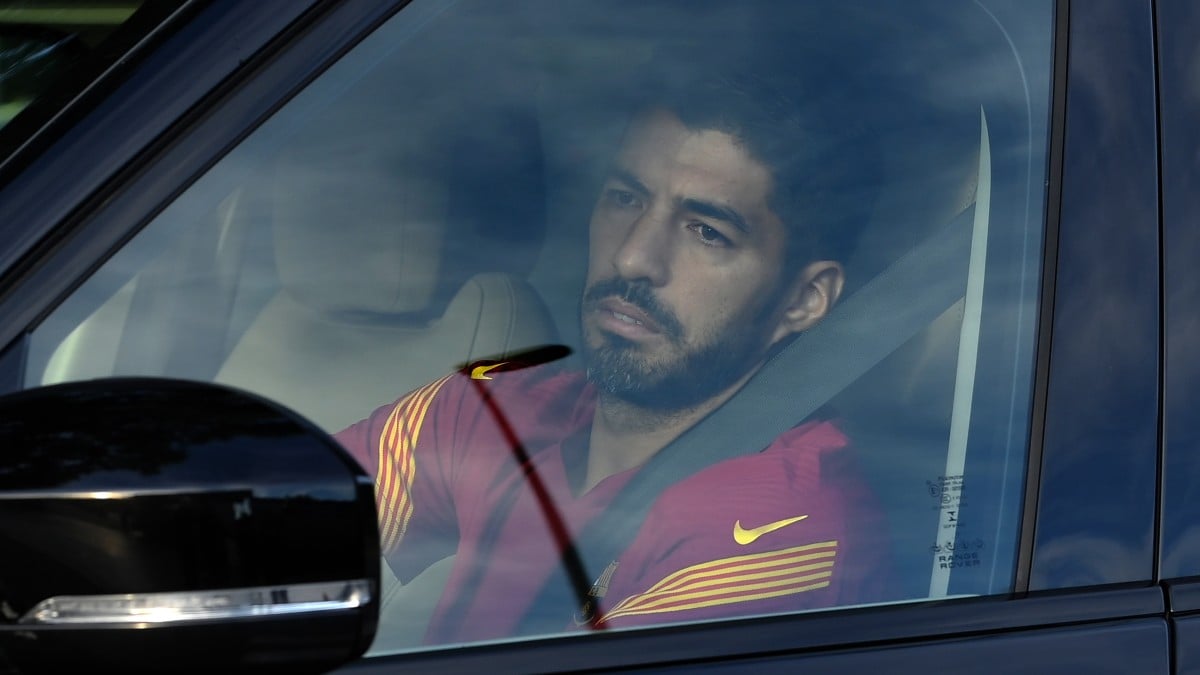 Luis Suárez abandonando las instalaciones del FC Barcelona (AFP).