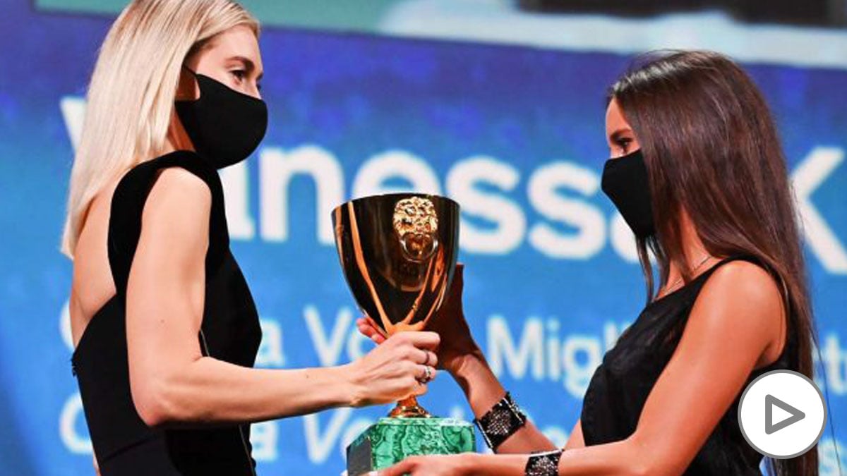 Vanessa Kirby recibió el premio a la Mejor Actriz (Foto- AFP)