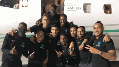 Foto compartida por Álvaro González junto a sus compañeros del Olympique de Marsella (Twitter)