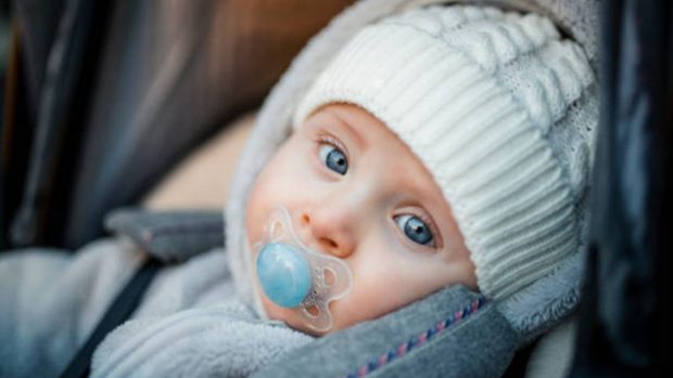 Cómo vestir a un recién nacido en invierno: 7 consejos para un bebé tranquilo