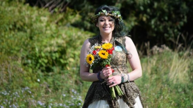 Twitter: La mujer que se casó con un árbol celebra su primer aniversario de boda