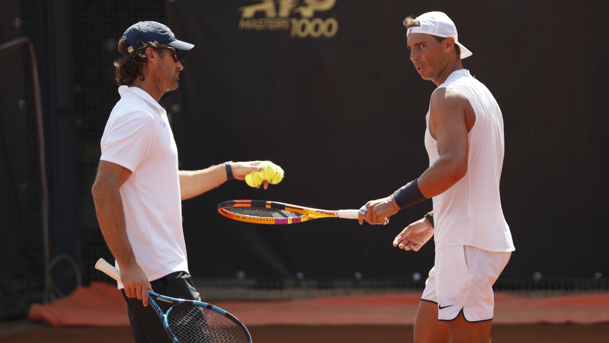 Rafael Nadal, junto a Carlos Moyá en un entrenamiento en Roma. (AFP)