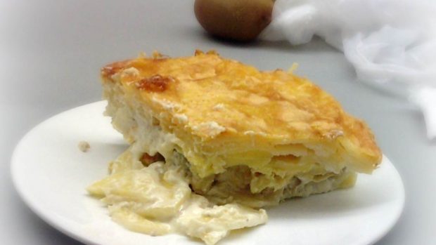 Gratín de patata y cebolla, con nata y Gruyère