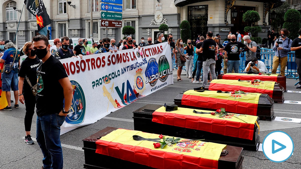 Féretros en recuerdo de las víctimas de ETA en la manifestación de Jusapol contra Pedro Sánchez en el Congreso